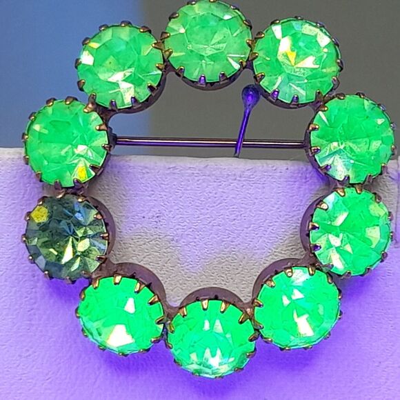 Vintage Peridot Green Circle Brooch Prong Set Rhinestones, Uranium Glass, 1 1/2" - Picture 9 of 10